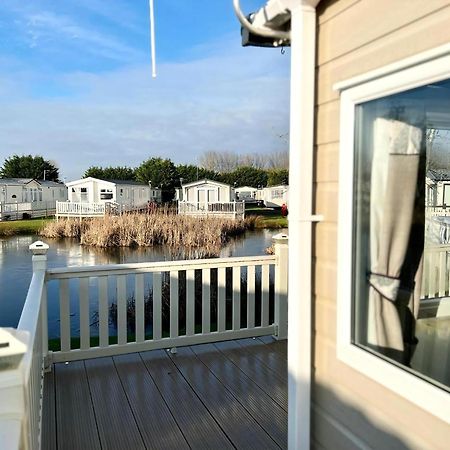 Stunning Caravan With Full Lake View At Southview Holiday Park Ref 33004Ml Skegness Exteriér fotografie