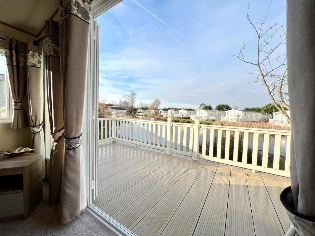 Stunning Caravan With Full Lake View At Southview Holiday Park Ref 33004Ml Skegness Exteriér fotografie